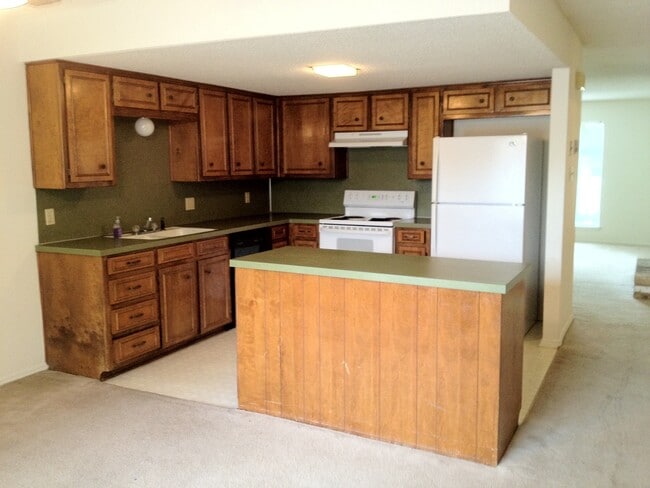 Building Photo - Townhome