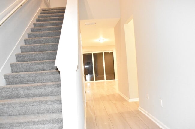 Building Photo - 572 Windermere Way