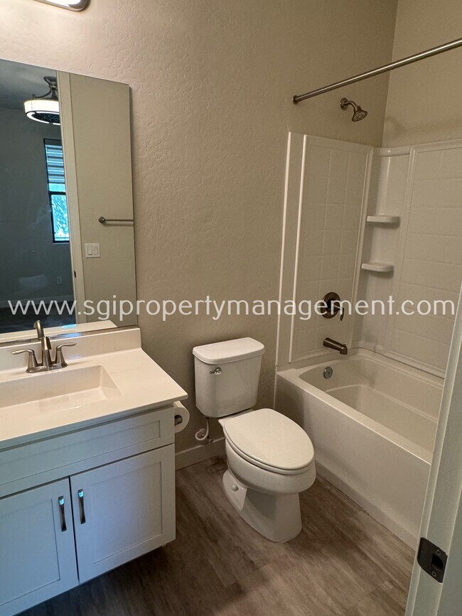 Building Photo - Luxurious Biltmore Townhome