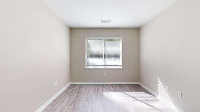 Interior Photo - 20 Lambourne