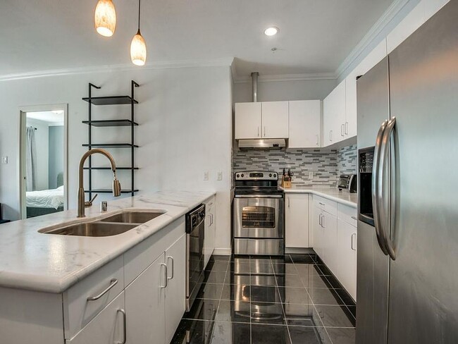 Foto del edificio - 1100 E Trinity Mls Rd