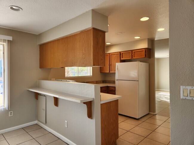Breakfast Bar - Kitchen - 10224 N 73rd Ave