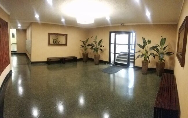 Foto del edificio - 102-12 65th Ave