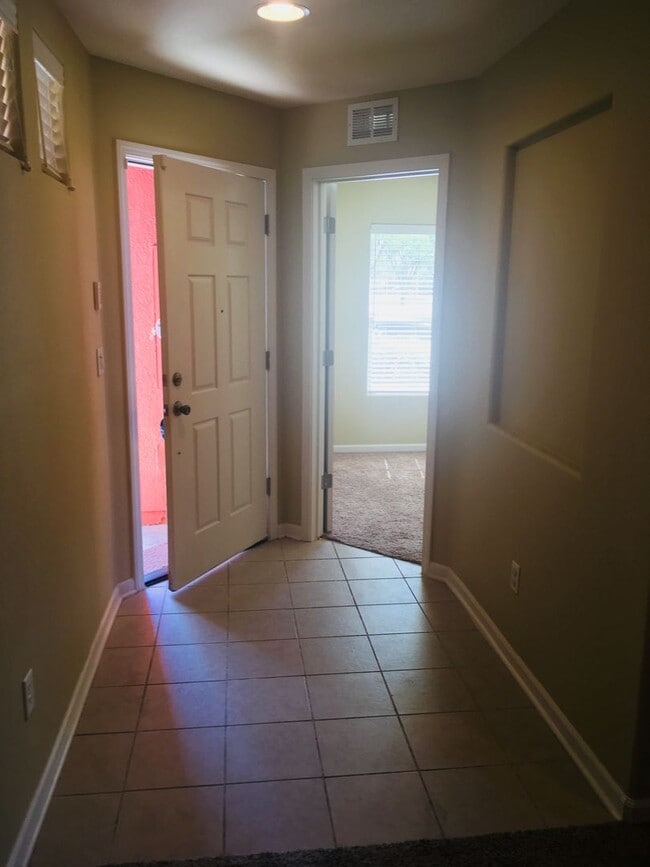 Building Photo - Capital Village 2 Bed, 2 Bath 1065 sft., H...