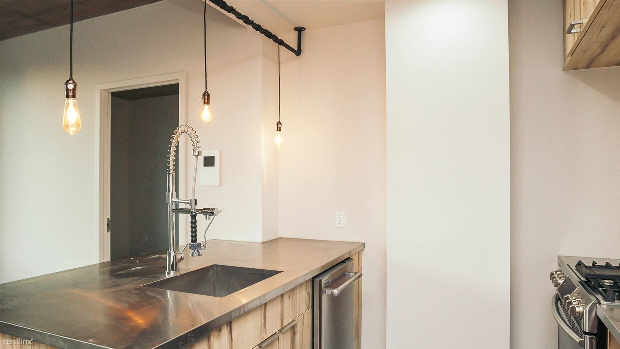 Primary Photo - 1 br, 1 bath Apartment - 72 Box St Apt 2D