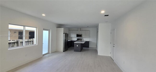Foto del edificio - 6821 NW 6th Ct