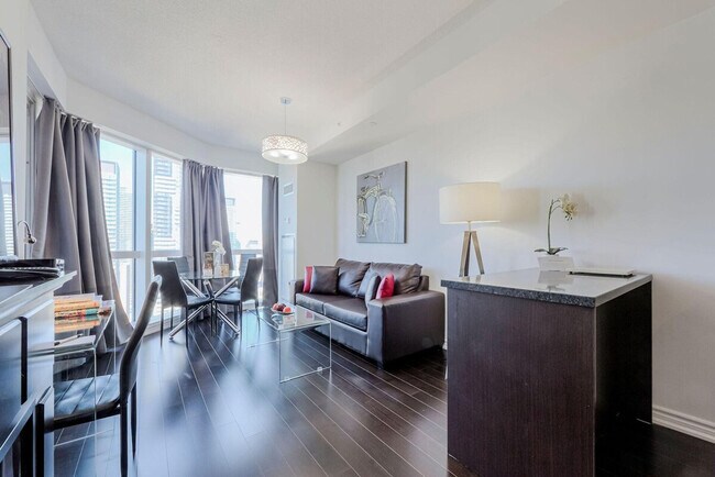 Building Photo - 386 Yonge St