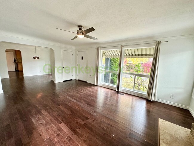 Foto del edificio - 4-Bedroom 2-Bathroom Mid-Century Ranch wit...