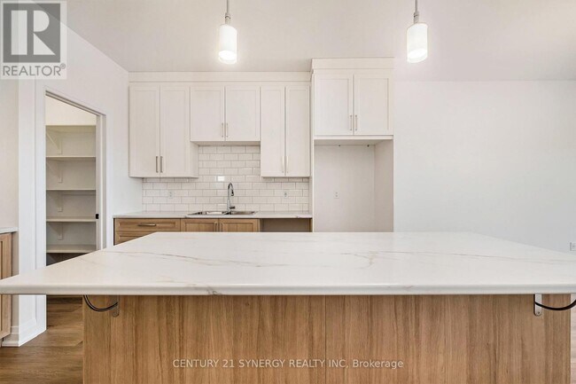 Building Photo - 253 Argile St