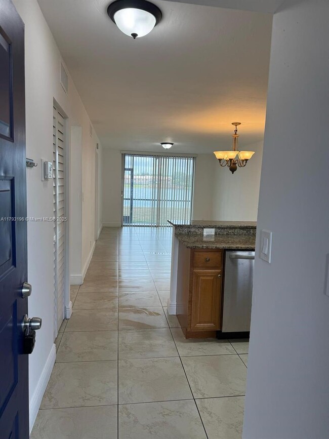 Foto del edificio - 8710 N Sherman Cir