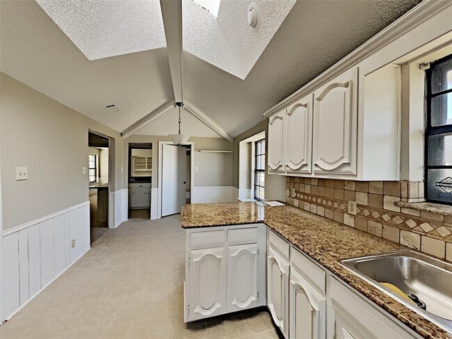 Building Photo - 1806 Royal Crest Dr