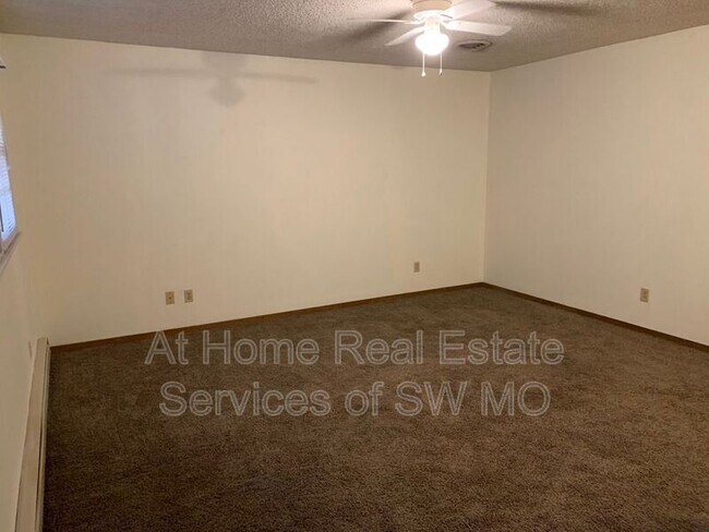 Foto del edificio - 2049 S National Ave