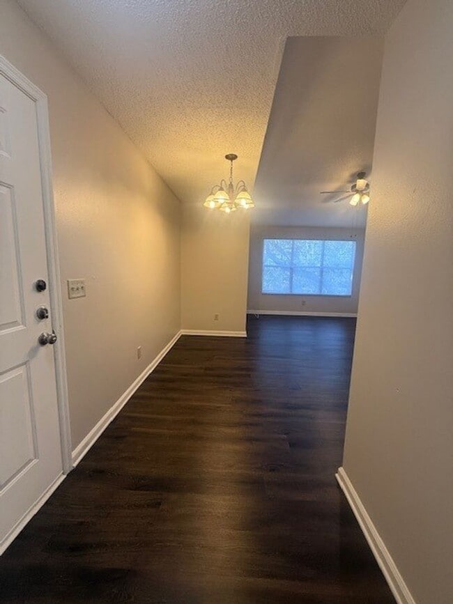 Building Photo - 1 bed/1 bath, 3rd Floor Condo Overlooking ...