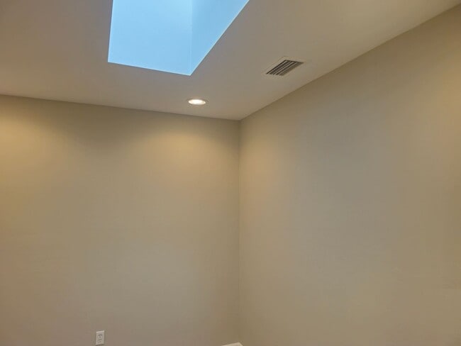 Building Photo - Cute 2 bedroom with a den 2 bathrooms and ...