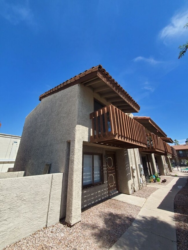 Building Photo - Townhome - newly remodeled kitchen - priva...