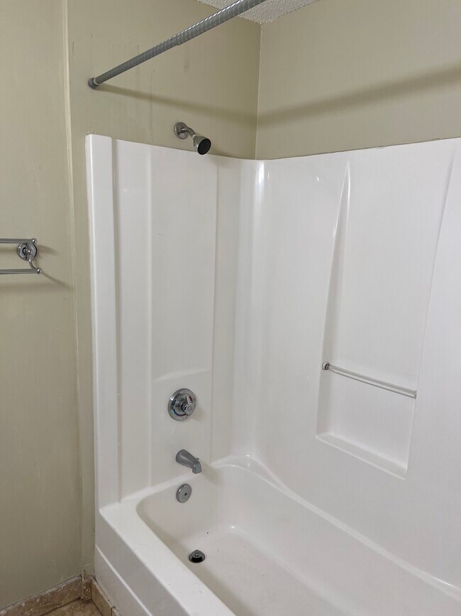 Baño, típico - 303 Smith Level Rd