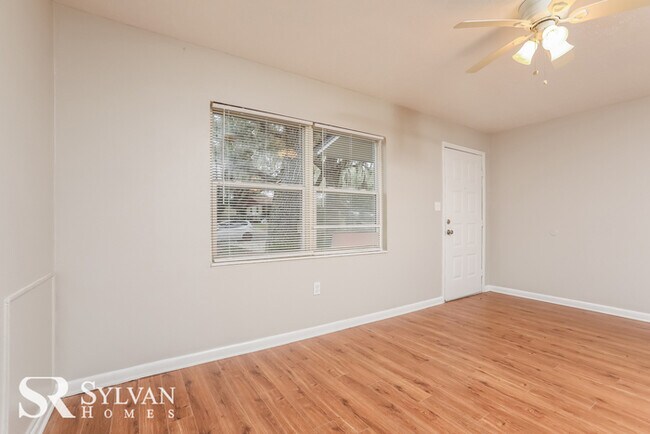 Building Photo - 3BR 2BA Leesburg home is move-in ready and...
