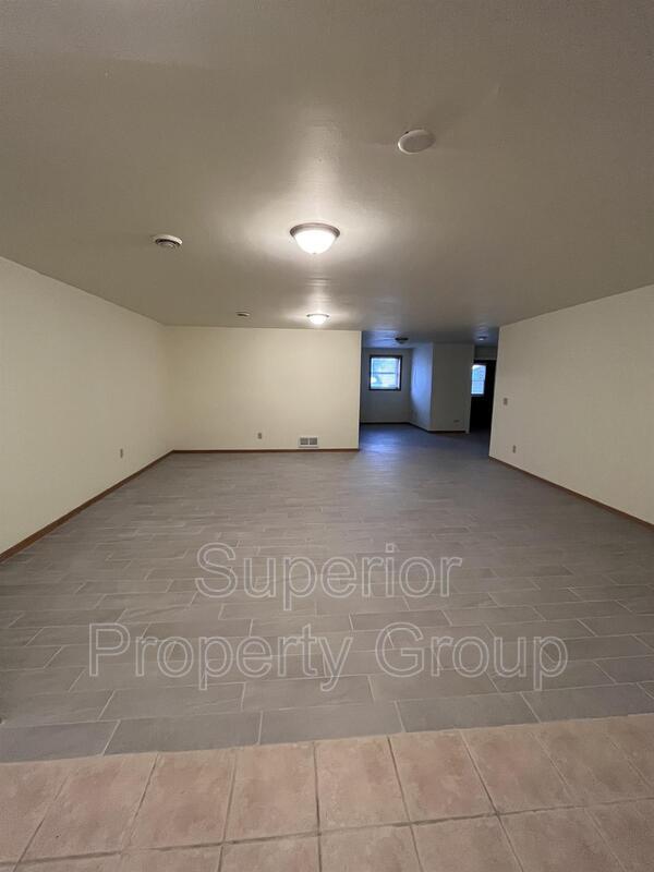 Building Photo - 150 S River St