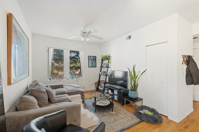 Building Photo - 1307 W Addison St