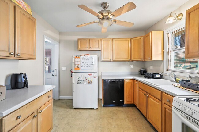 Foto del edificio - 6-Bedroom Rental Near TCNJ | Spacious Layout, Parking, Yard & Deck