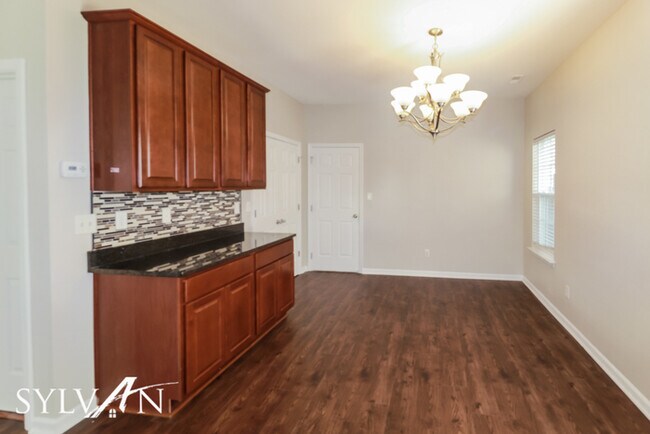 Foto del edificio - Spacious 4BR 2.5BA Traditional Home