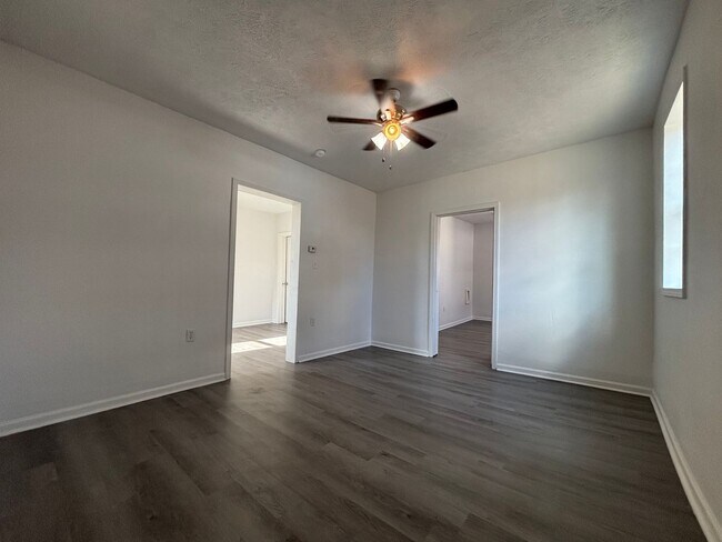 Foto del edificio - Super cute clean 2 bedroom 1 bath home ava...