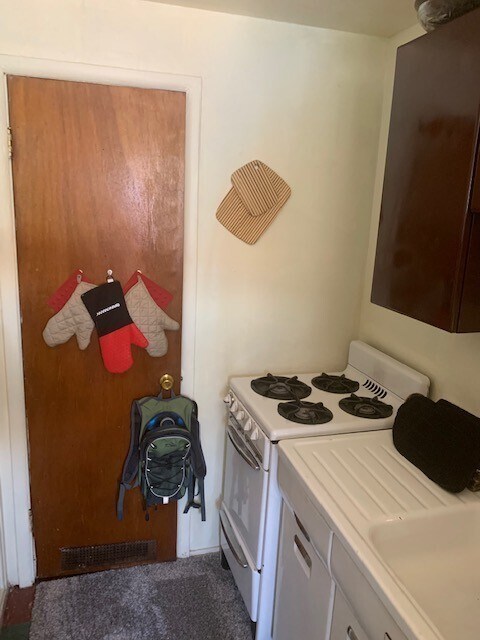 Foto del edificio - $758 | 1BR/1BA | Cat Friendly Condo for re...