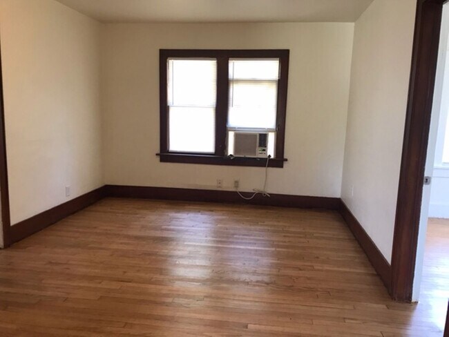Foto del edificio - Super Charming - Wood Floors Throughout