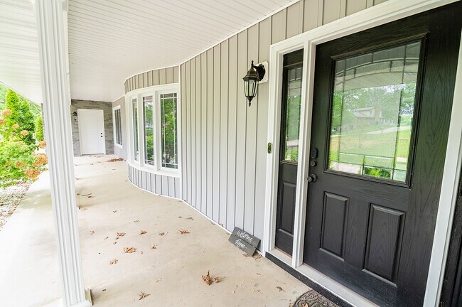 Building Photo - 1023 Maywood Dr