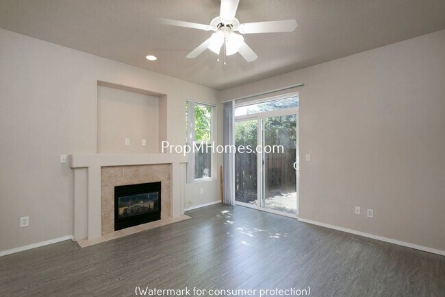 Foto del edificio - Adorable Three Bedroom Home In SE Portland - With A Spacious Backyard!