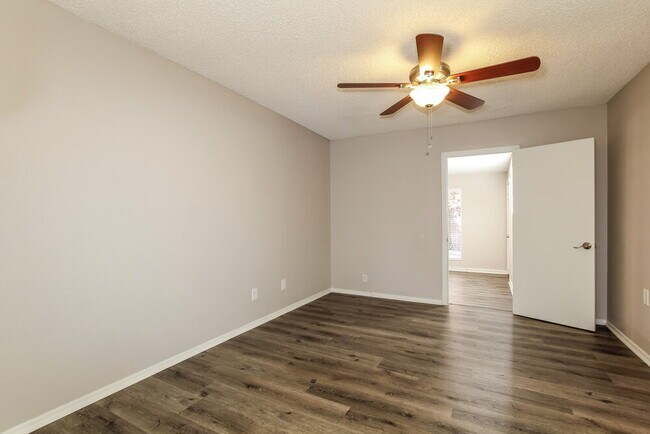 Building Photo - 1101 W Wickieup Ln