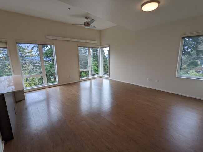 Building Photo - 3939 SW View Point Ter
