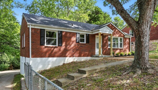 Foto del edificio - 3 Bedroom Pet Friendly Home For Rent Near Downtown Clarksville