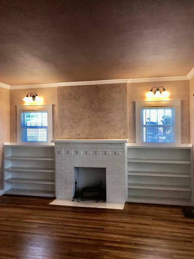 Building Photo - 4 Bedroom, 2 Bath in Sunset Terrace!