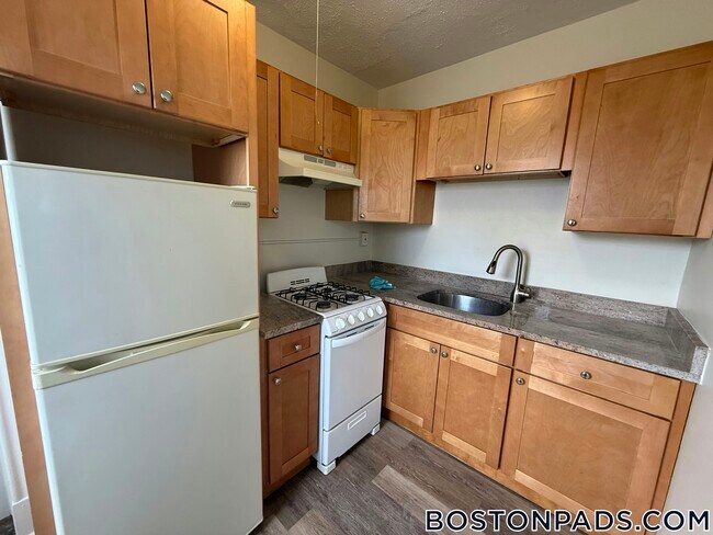 Building Photo - 349 Pleasant St