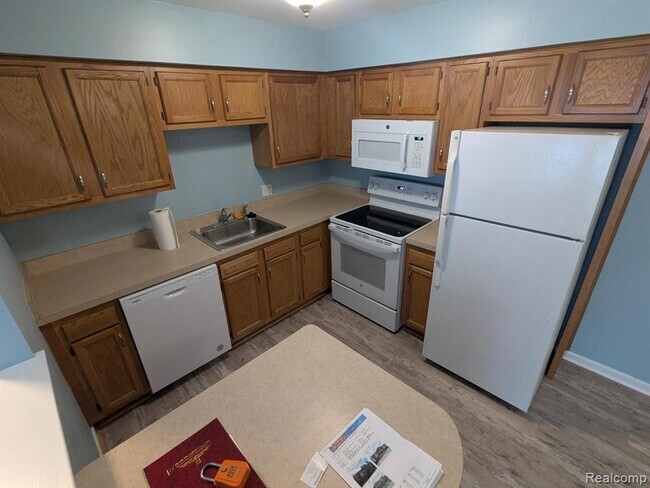 Foto del edificio - 6194 Richards Dr