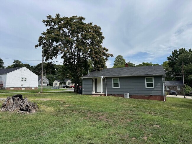 Foto del edificio - 3bed/1bath House in Greensboro - $1395/month