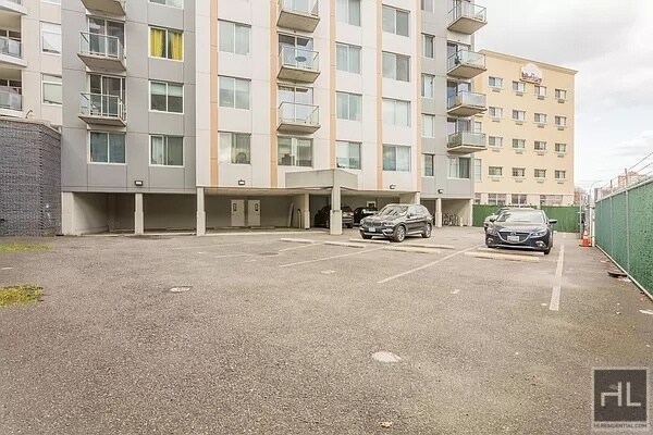 Building Photo - Apartment with Balcony