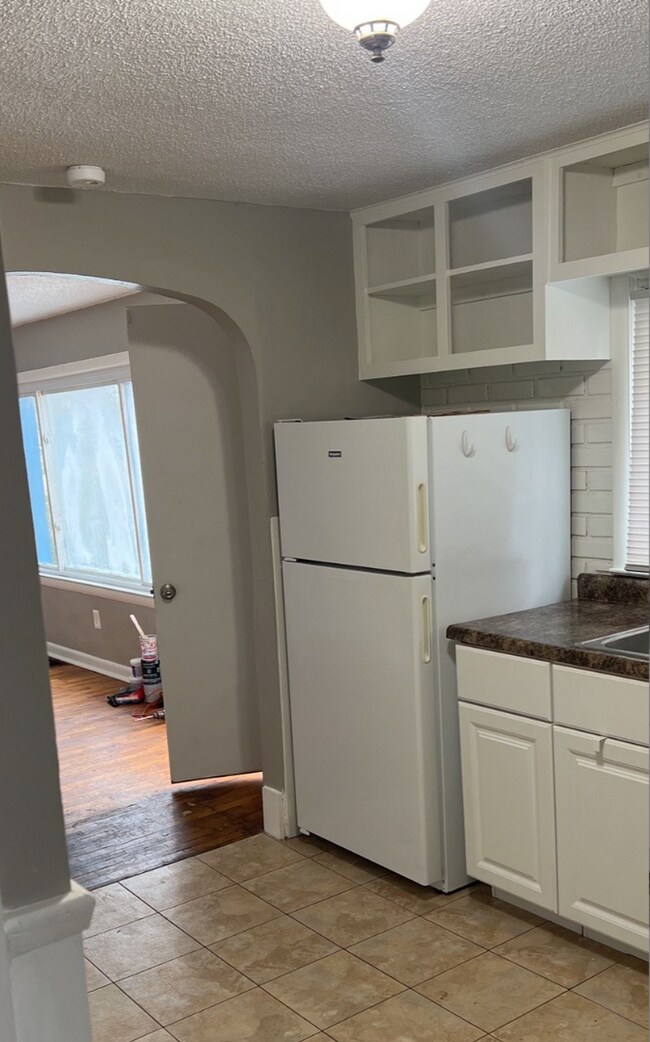 Building Photo - Adorable 2 Bedroom and 1 Bathroom Home
