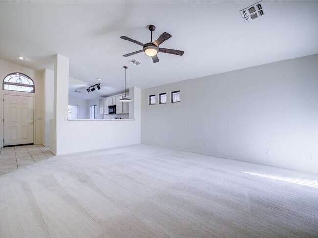 Foto del edificio - Spacious Living in a Gated Community with Resort-Style Amenities!
