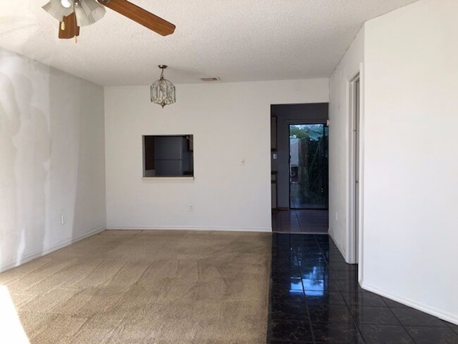 Foto del edificio - 2 Bed 1.5 Bath Townhome Washer Dyer Hookup...