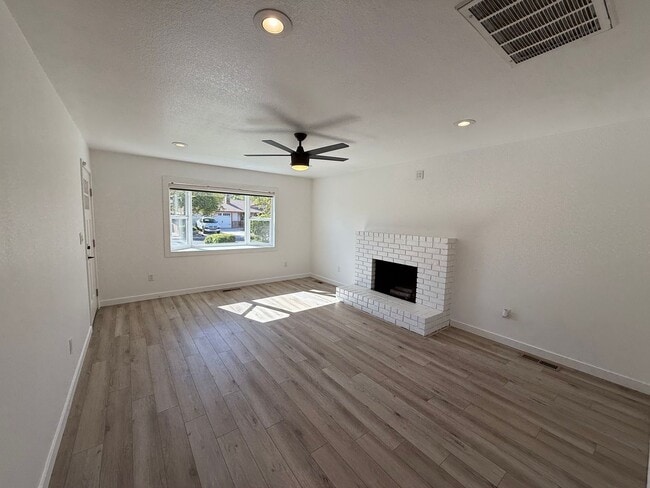 Building Photo - Updated 3-bedroom single story in Oakdale!