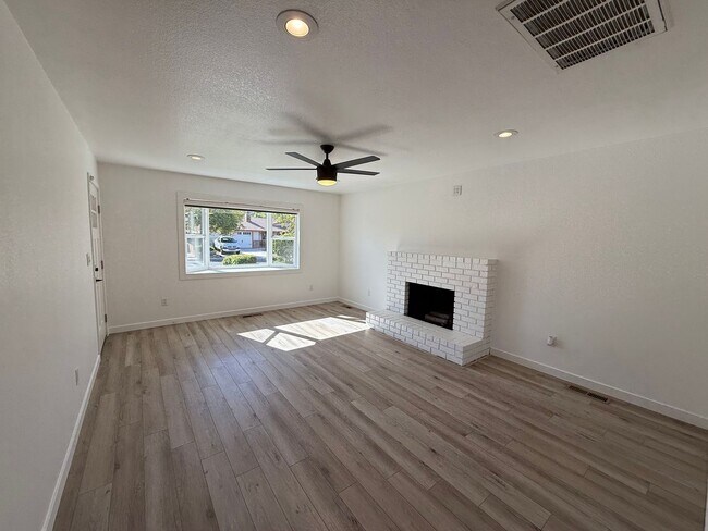 Foto del edificio - Updated 3-bedroom single story in Oakdale!