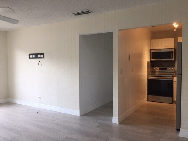 living room - 410 SE 4th Ave