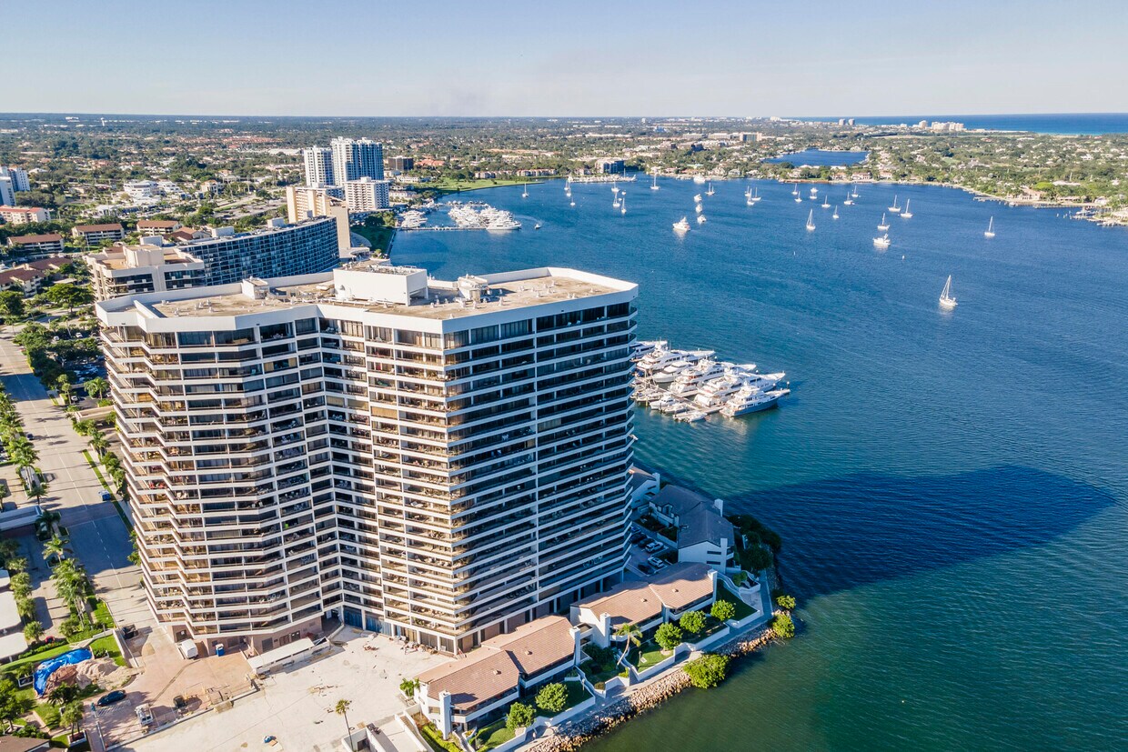 Primary Photo - 100 Lakeshore Dr