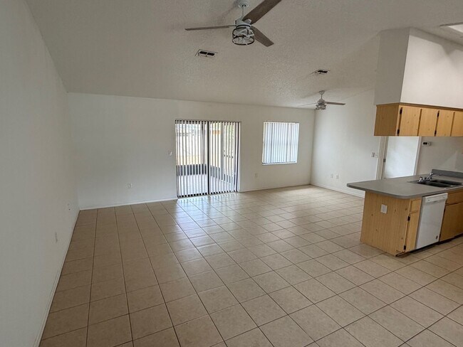 Foto del edificio - READY TO MOVE INTO 3/2/2 WITH IDEAL LOCATION!!!!