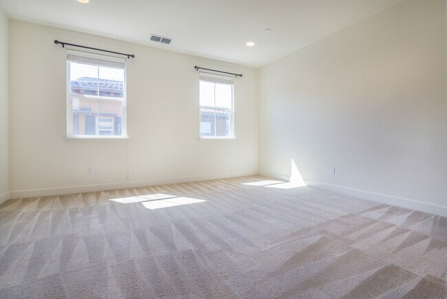 Building Photo - 483 La Scena Pl