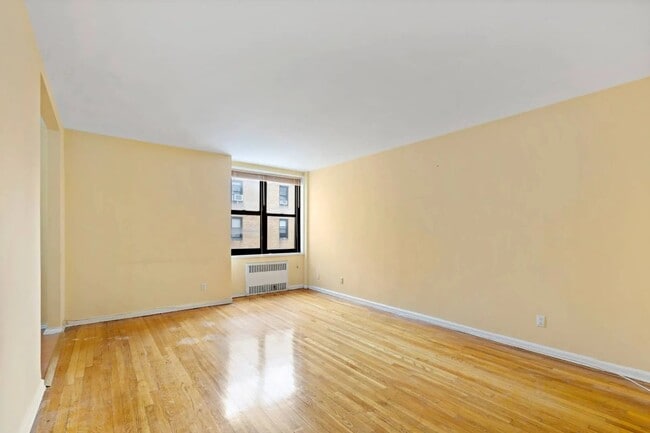 Building Photo - Large 1Bedroom 1Bathroom