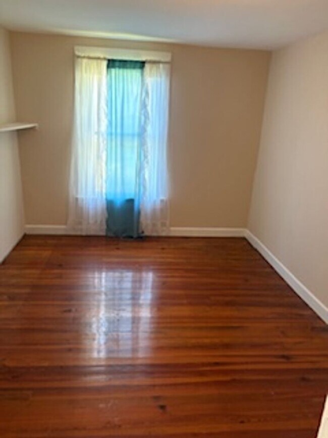 Foto del edificio - Charming 3-Bedroom Home with Spacious Yard...