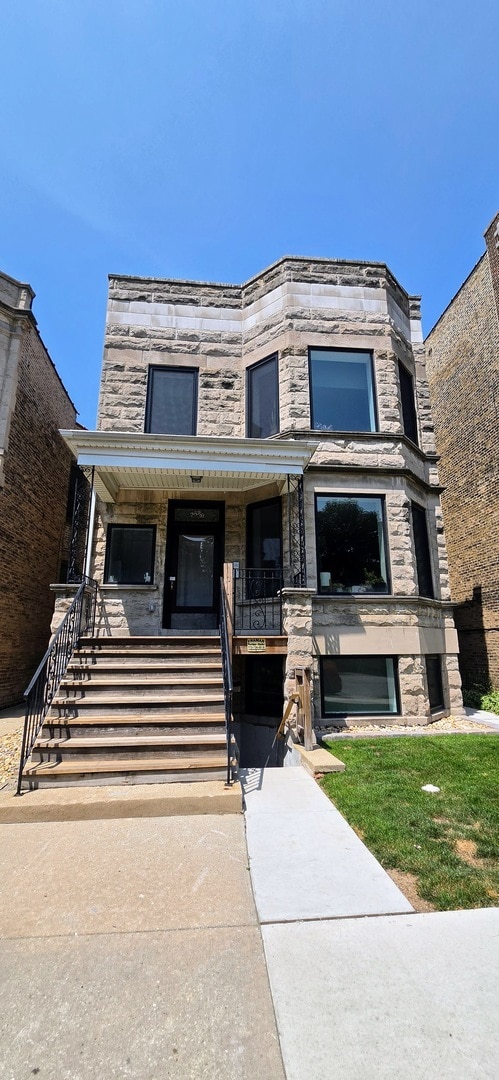 Building Photo - 2230 W Wilson Ave
